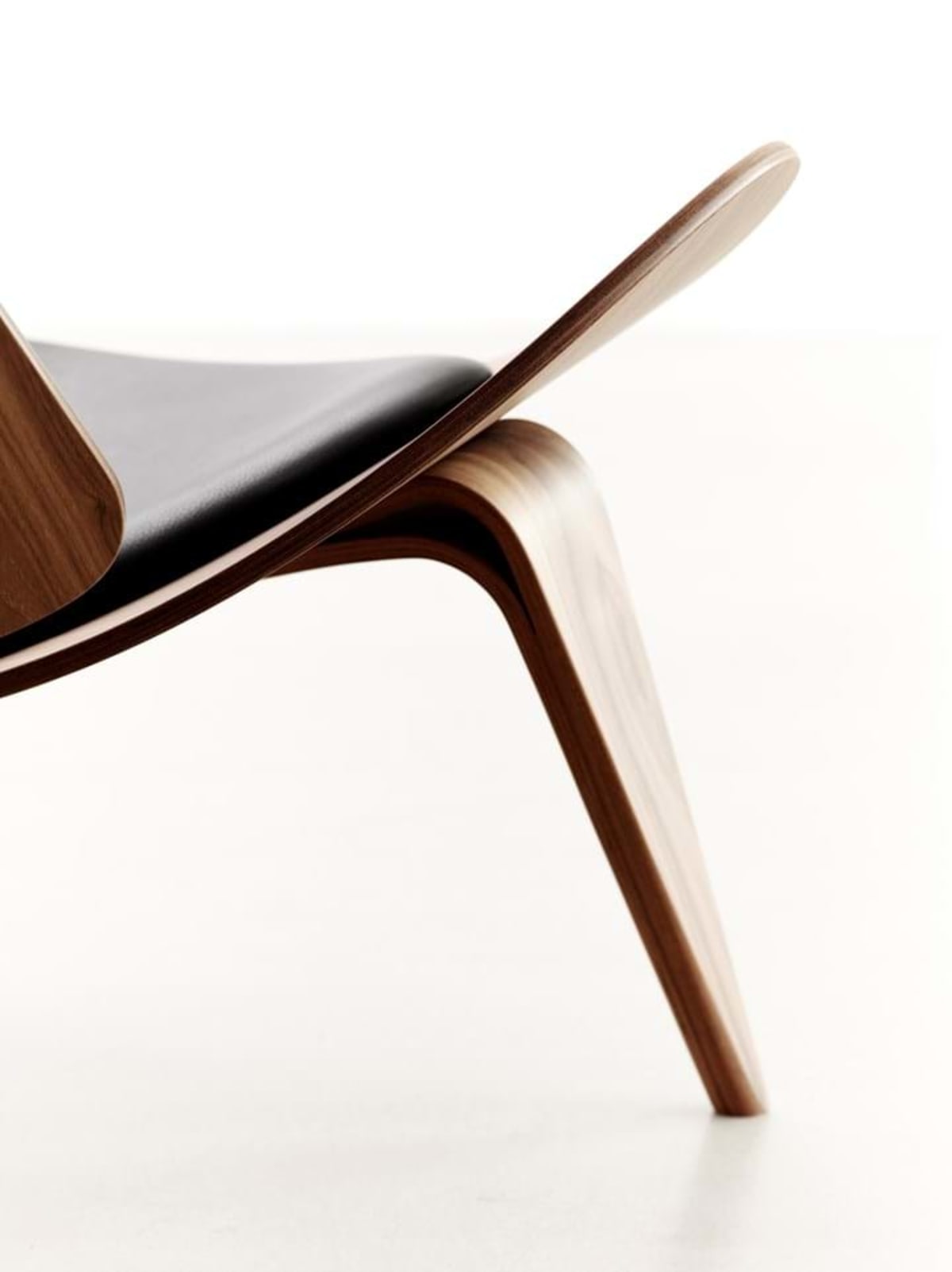 Carl Hansen & Son　CH07シェルチェア Shell Chair CH07 by Carl Hansen & Son | Steelcase Store