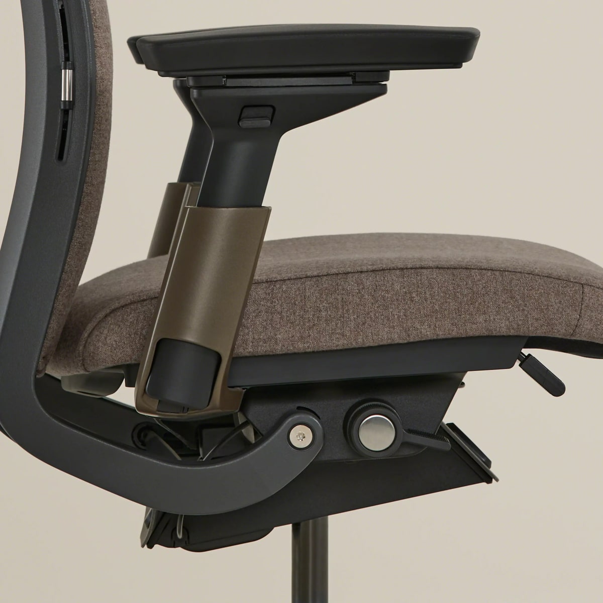 Think Weight-Activated Task & Office Chair | Steelcase Store