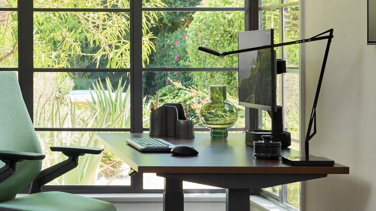 FLOS Kelvin Edge Dimmable Desk Lamp | Steelcase Store