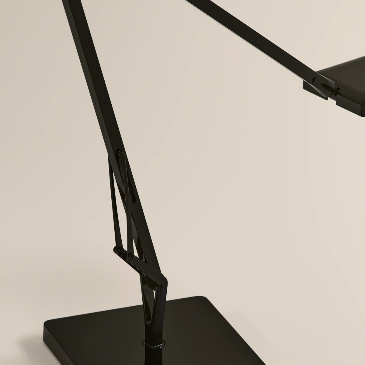 FLOS Kelvin Edge Dimmable Desk Lamp | Steelcase Store