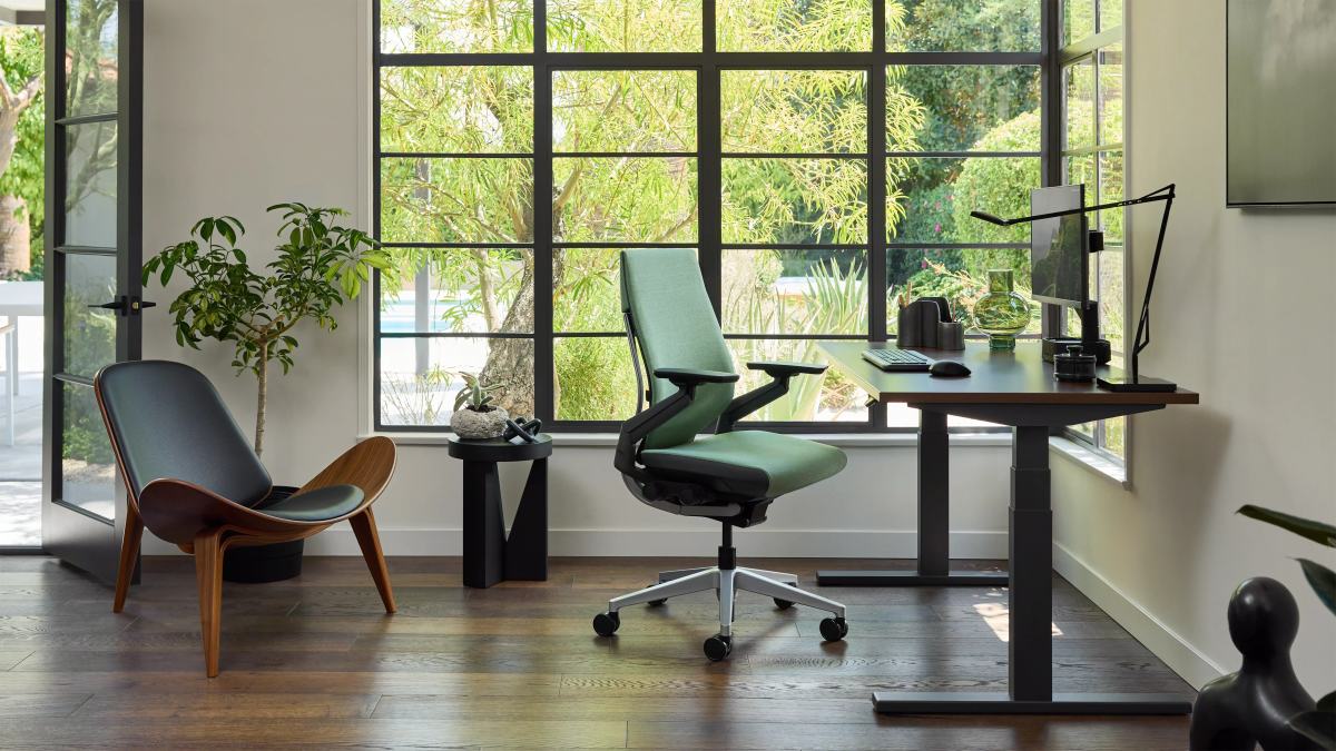 Carl Hansen & Son　CH07シェルチェア Shell Chair CH07 by Carl Hansen & Son | Steelcase Store