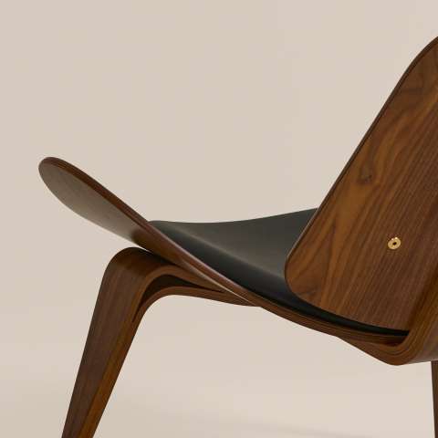 Carl Hansen & Son　CH07シェルチェア CH07 Shell Chair, Oiled walnut, Leather black | Carl Hansen & Søn